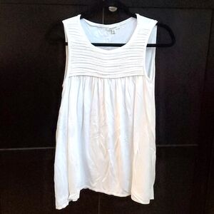 🆕 White sleeveless flowy top